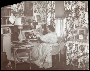 Retrato de Elsie de Wolfe em sua residência, 122 East 17th Street, Nova York, 1895 ou 1896 (impressão em gelatina de prata)